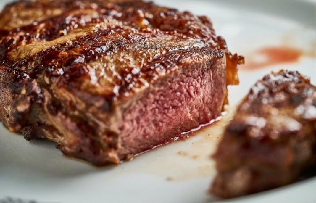 Corte de carne a la parrilla durante una evaluación del Campeonato Mundial de Carnes