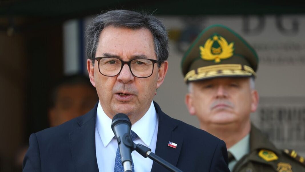 Ministro de Defensa de Chile, Fernando Barros Tocornal, durante una entrevista