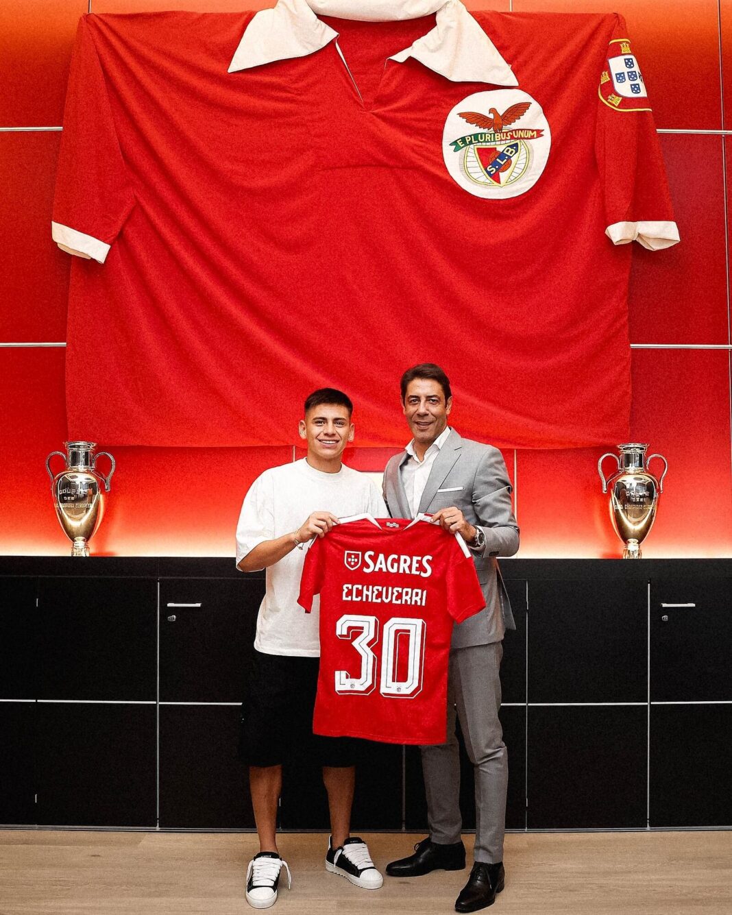 Claudio Echeverri con la camiseta de Benfica durante su presentación