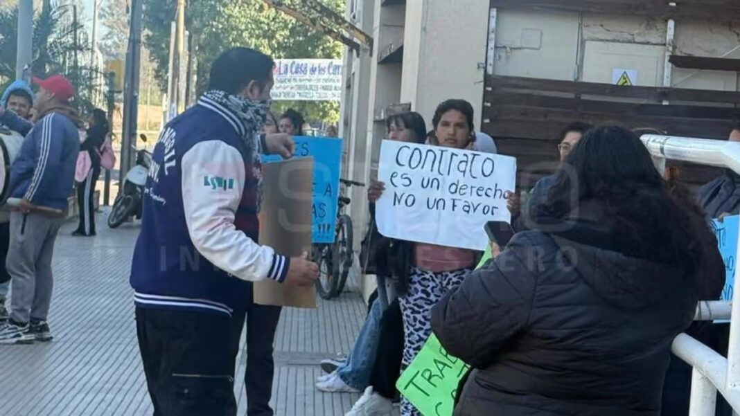 Manifestación de cooperativistas frente al Municipio de La Banda