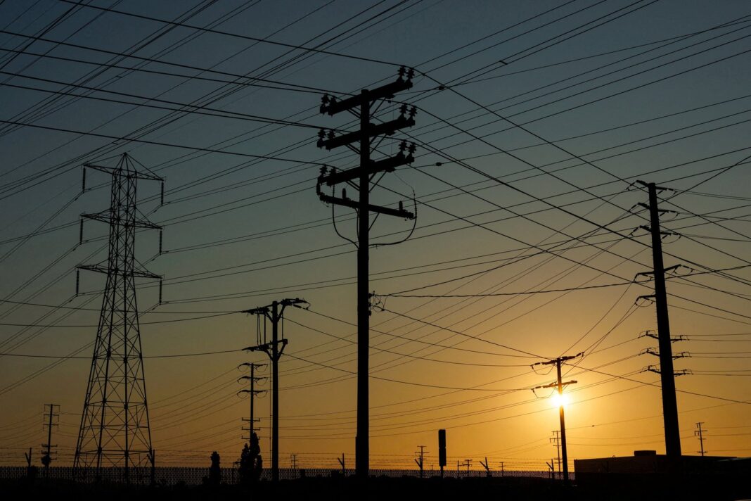 Líneas eléctricas de alta tensión durante una ola de calor en Estados Unidos