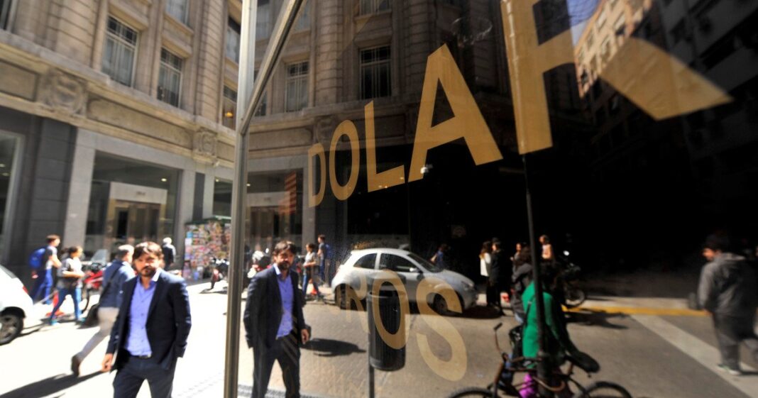 Cotizaciones del dólar oficial, blue, turista, mayorista y Contado con Liqui en Argentina
