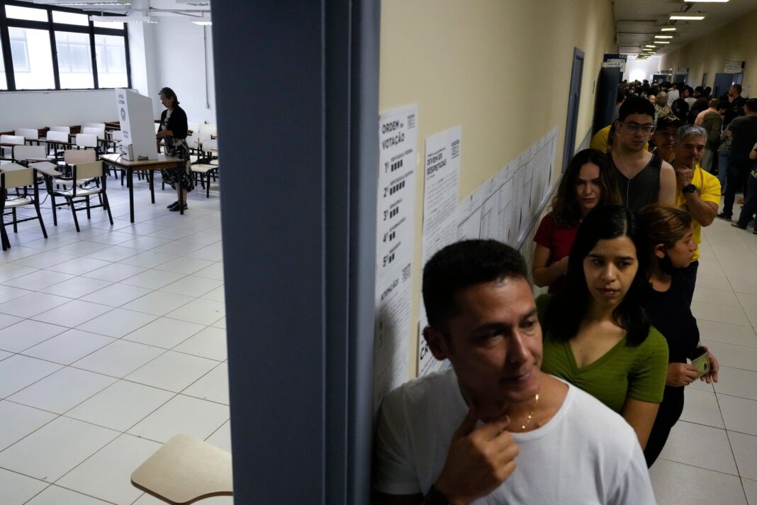 Urna electrónica con la bandera de Brasil de fondo, en referencia a las elecciones presidenciales de 2026