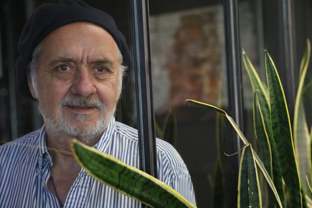 Gómez Castañón en un estudio de radio
