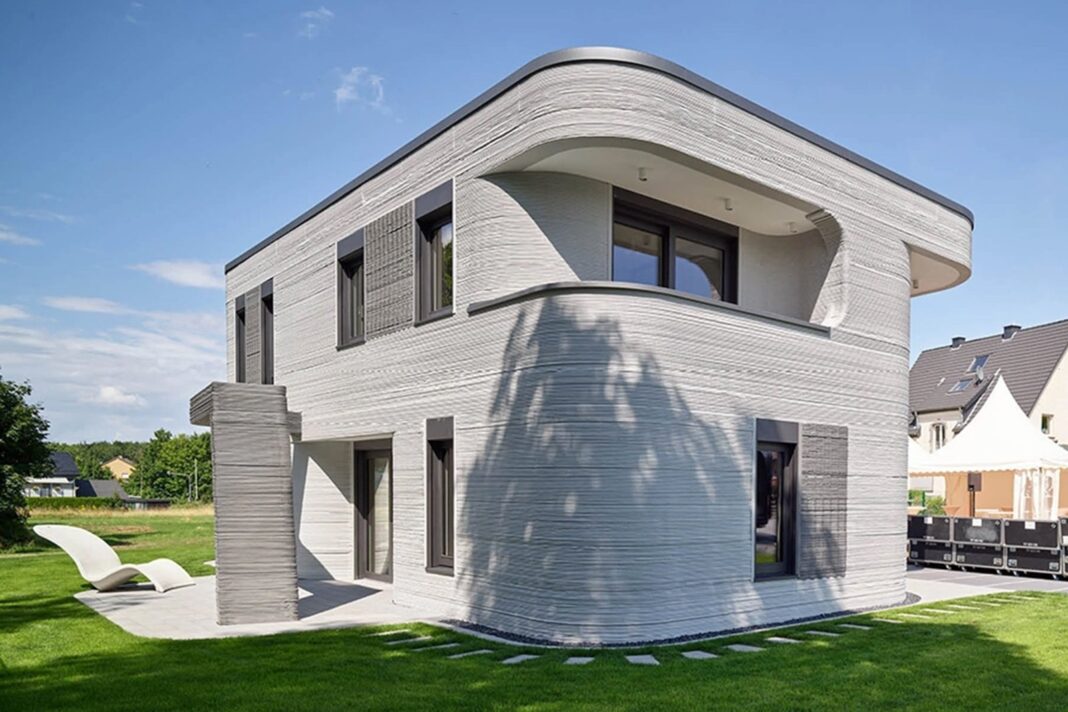 Impresora 3D de hormigón construyendo las paredes de una vivienda