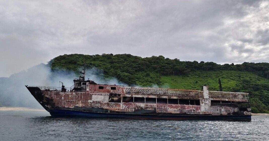 Ferry en llamas frente a la costa de Filipinas