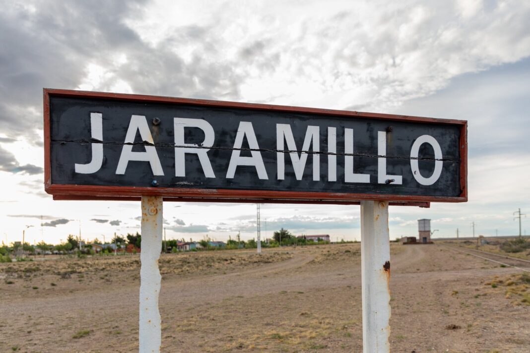 Justo Héctor González en la estación de tren de Jaramillo