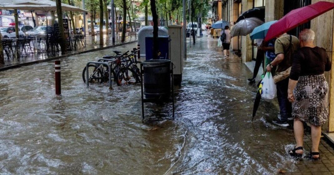 Calle inundada en Barcelona tras lluvias torrenciales