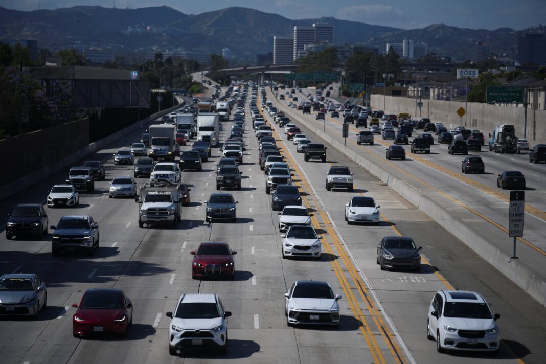 Autopista en Los Ángeles con señalización de carriles exclusivos para los Juegos de 2028