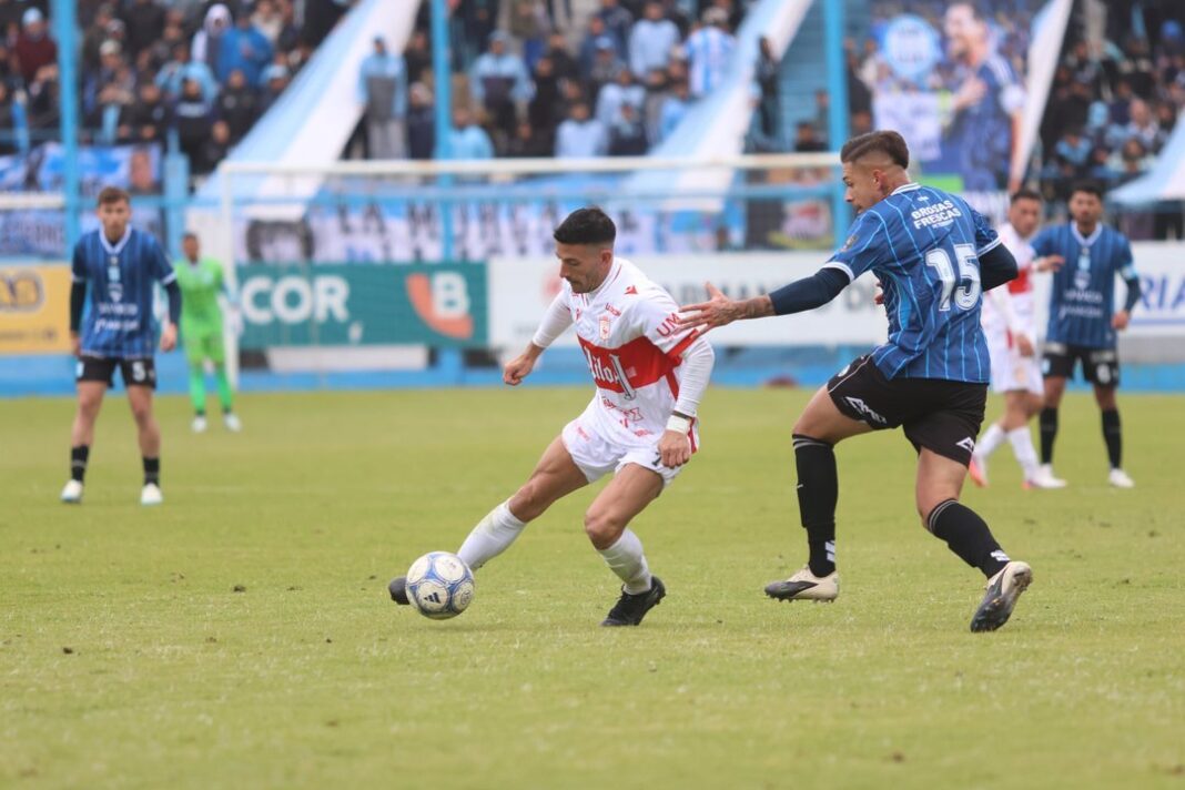 Jugadores de Deportivo Morón festejan un gol ante Racing de Córdoba en el estadio Miguel Sancho