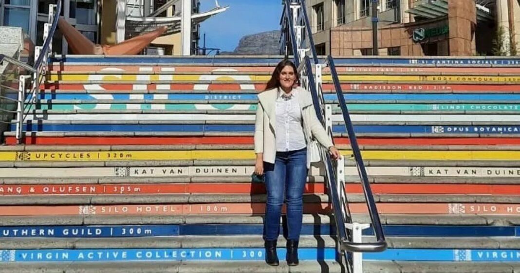 Daniela Cersosimo y su pareja en Ciudad del Cabo