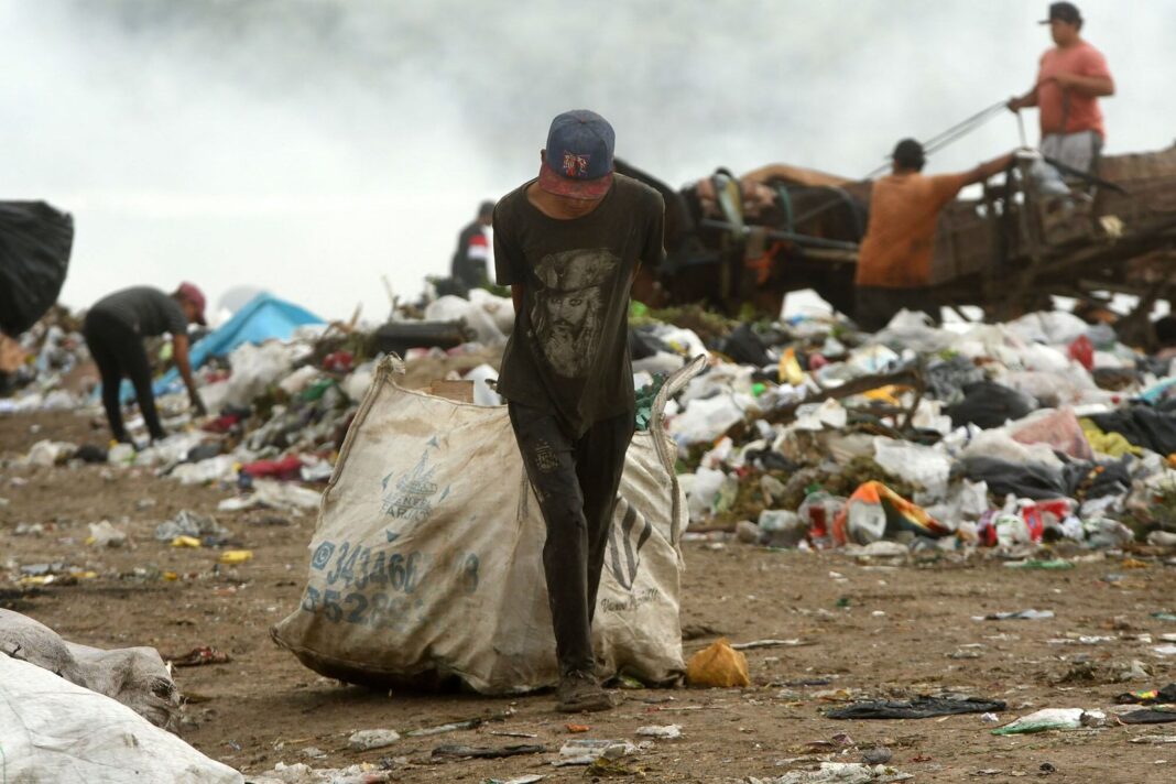 Personas caminando en una calle de Argentina, con edificios de fondo