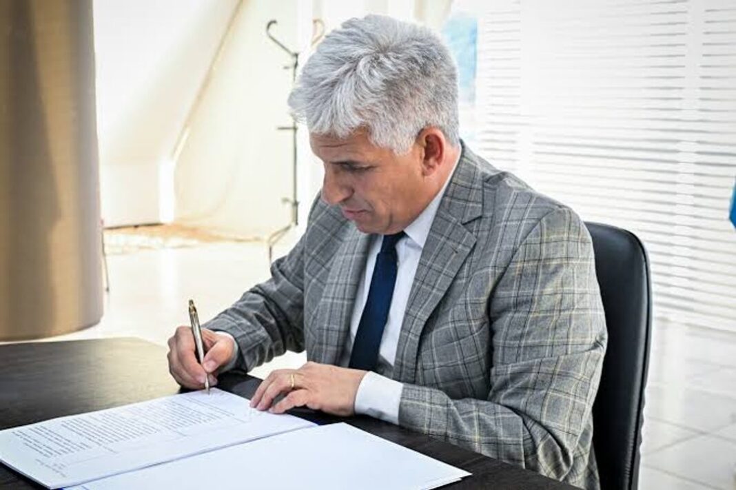 Claudio Poggi firmando el proyecto de Presupuesto 2027 de San Luis