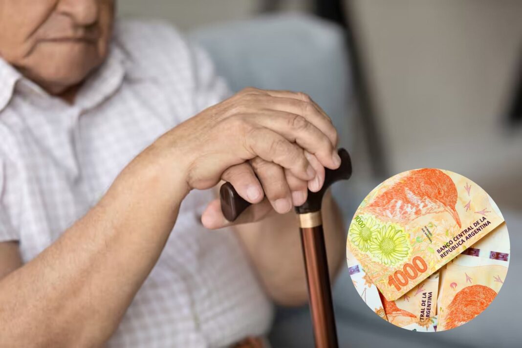 Adulto mayor cobrando su pensión en una oficina de Anses