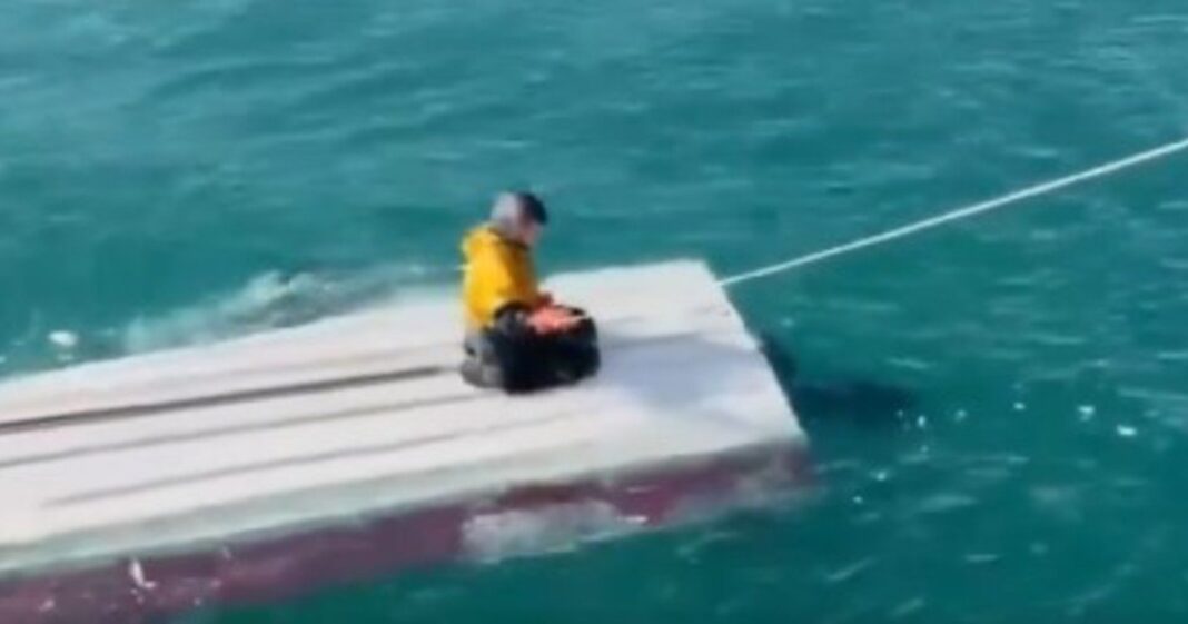 Adolescente rescatado en Alaska tras tres días a la deriva en un esquife volcado