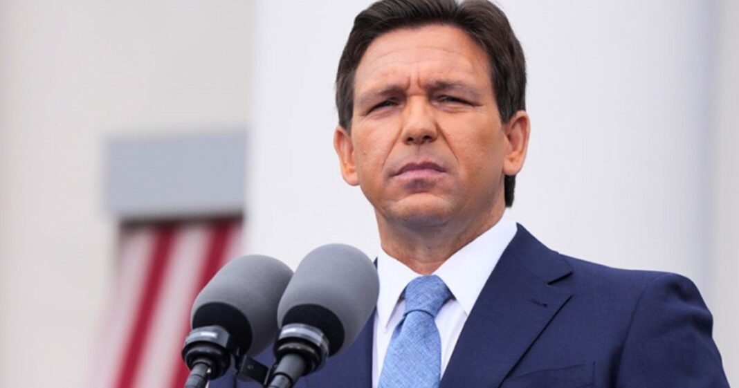Ron DeSantis durante un acto en la Universidad Internacional de Florida