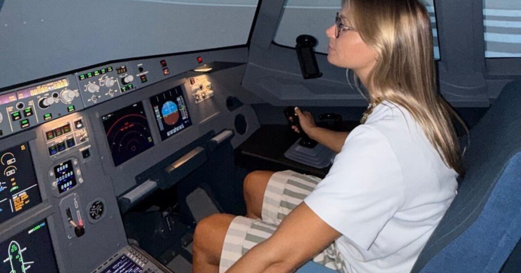 Savina Paül, piloto de Airbus 330, en la cabina de un avión