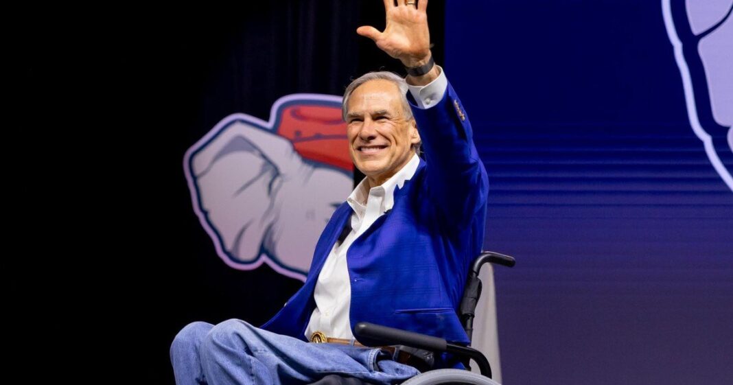 El gobernador de Texas, Greg Abbott, durante el anuncio de subvenciones para veteranos