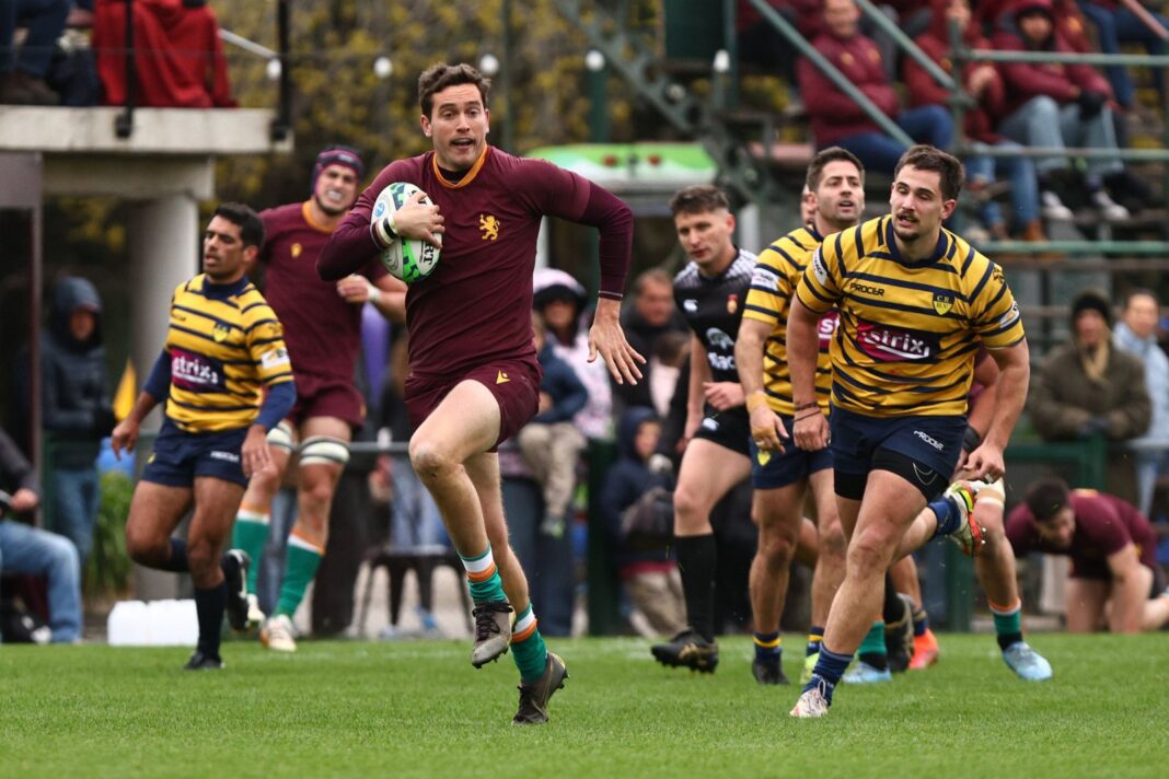 Jugadores de rugby del Top 14 de URBA en acción durante un partido
