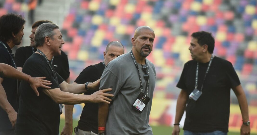 Juan Sebastián Verón y jugadores de Estudiantes durante la final de la Supercopa Internacional