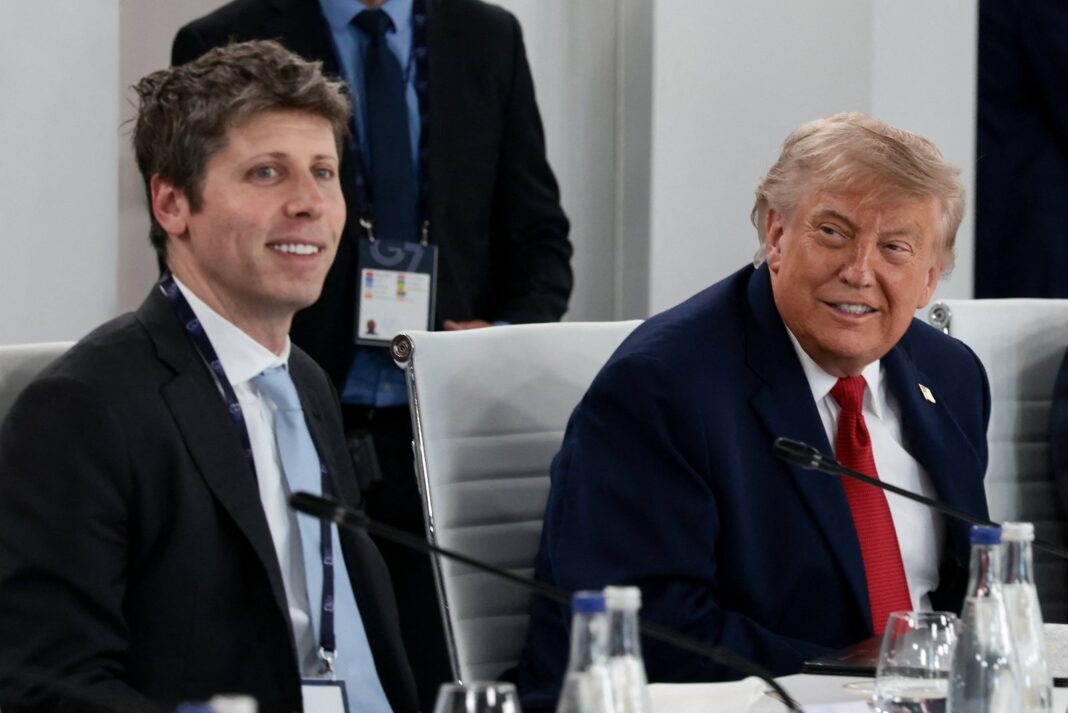 Donald Trump y Mike Johnson en la Casa Blanca durante reunión con ejecutivos de inteligencia artificial