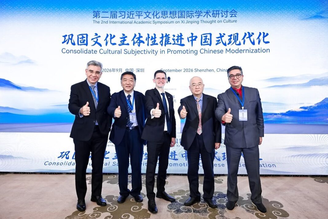 Sabino Vaca Narvaja durante su exposición en el simposio en Shenzhen