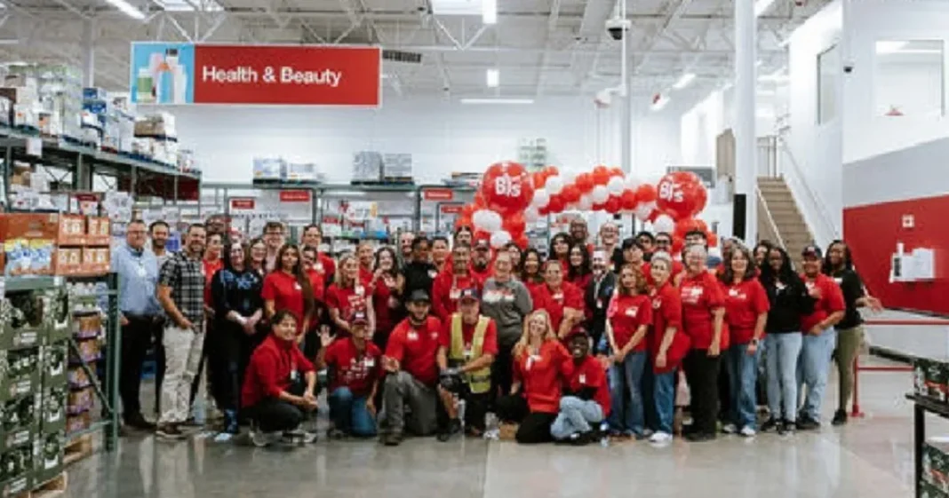 Interior de una tienda de BJ's Wholesale Club con empleados y clientes