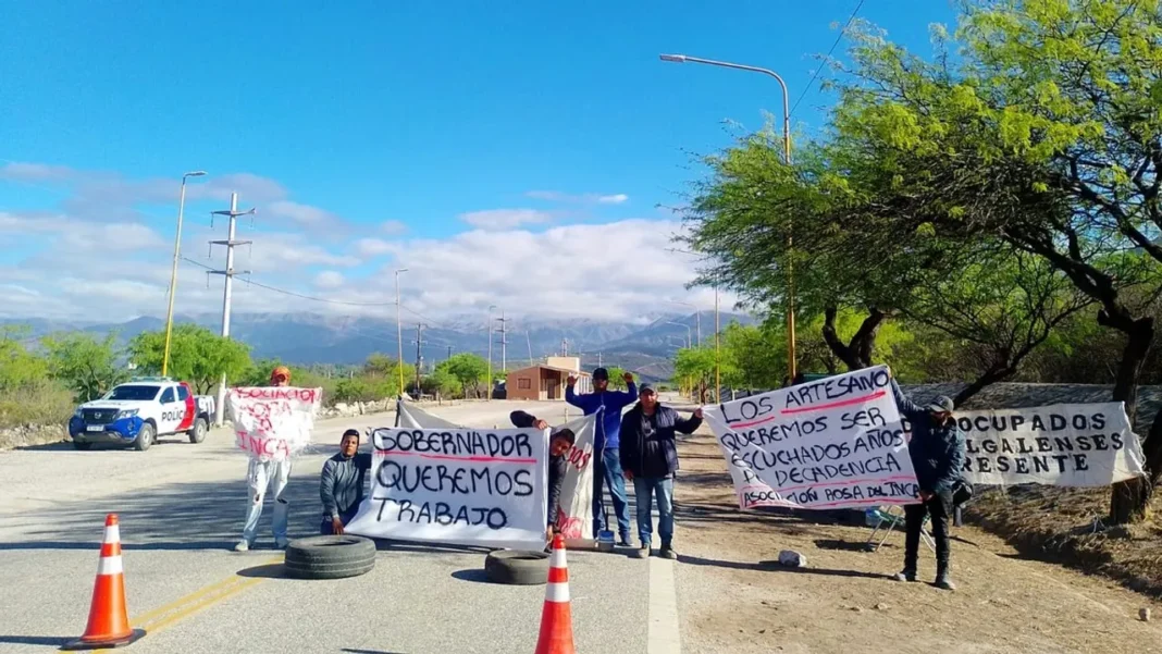 Artesanos de la Asociación Rosa del Inca cortan la Ruta Provincial 46 en Andalgalá, Catamarca