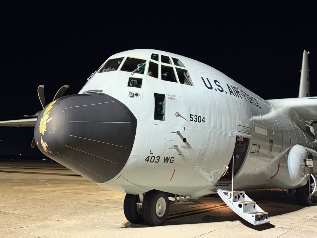 Avión cazador de huracanes atravesando la pared del ojo del huracán Isaias
