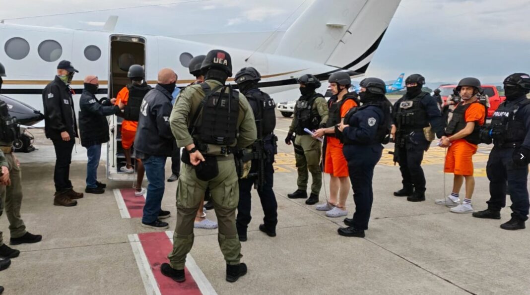Avión de la DEA en la Base Dos del Servicio de Vigilancia Aérea del Aeropuerto Internacional Juan Santamaría durante una extradición