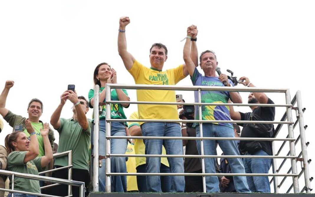 Flávio Bolsonaro durante declaraciones tras la primera vuelta electoral en Brasil