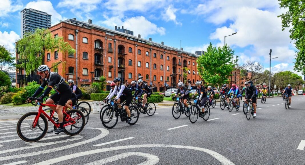 Ciclistas participando en el Gran Fondo Buenos Aires