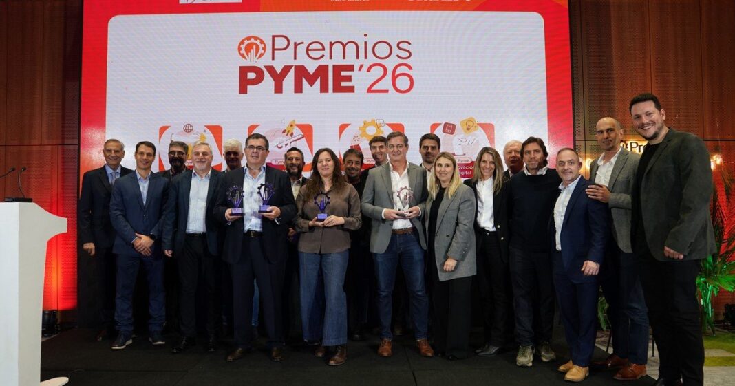 Autoridades y ganadores de los Premios PYME 2026 en el escenario del edificio Plaza Galicia