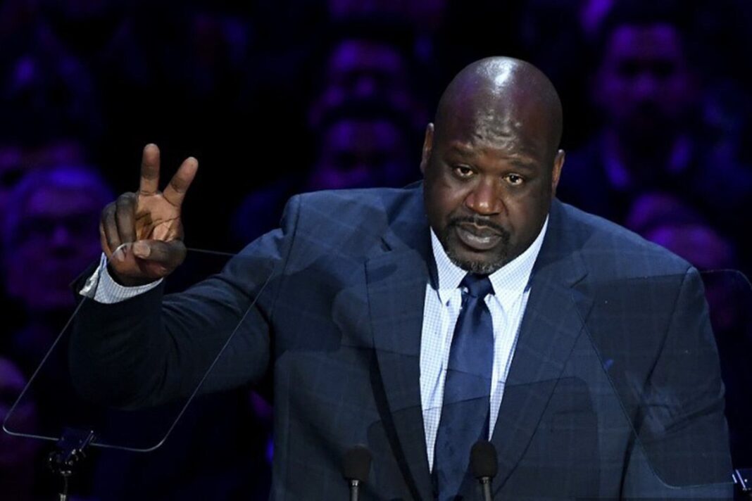 Shaquille O'Neal y Arvydas Sabonis sentados en la cancha durante un partido de Euroliga